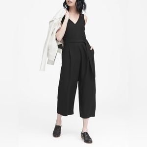Banana Republic Women’s cropped v-neck sleeveless jumpsuit with belt - size 2